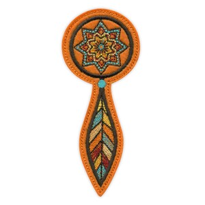 Puede incluir: Un parche bordado naranja con un diseño circular con un patrón de estrella detallado en tonos amarillos, azules y naranjas. Debajo, un diseño en forma de pluma con patrones de chevron coloridos. Una pequeña cuenta turquesa conecta los dos elementos.