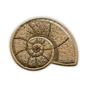 Peut inclure: Écusson brodé représentant un coquillage en spirale dans des tons bruns et beiges. Le patch a un aspect texturé, avec des détails de fil visibles. Le design est une représentation stylisée d'une coquille de nautile.