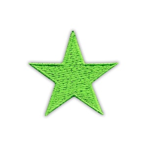 Può includere: Una toppa a forma di stella ricamata, di colore verde brillante. La stella ha cinque punte ed è riempita con un design strutturato e cucito. La toppa è su uno sfondo bianco pulito.