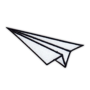 Può includere: Toppa a forma di aeroplano di carta bianca con contorno e dettagli neri. La toppa presenta un classico design di aeroplano di carta, perfetto per aggiungere un tocco di fantasia a vestiti o accessori. La toppa è in tessuto.