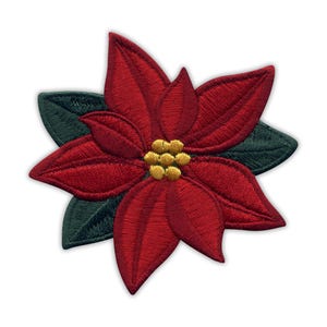 Pode incluir: Patch bordado de poinsétia com uma flor vermelha vibrante com costuras detalhadas. A flor tem múltiplas pétalas e um grupo de estames amarelos no centro. As folhas verdes escuras fornecem um fundo contrastante, criando um design festivo.