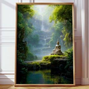 Op de afbeelding: Een ingelijste print van een serene landschap met een zittend Boeddha-beeld voor een waterval. Weelderig groen gebladerte omringt het beeld en de waterval, met een kalm water in de voorgrond. Het kunstwerk is in een houten lijst.