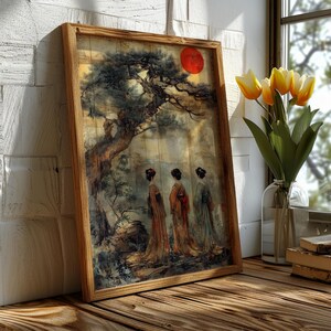 Peut inclure: Œuvre encadrée représentant un paysage asiatique avec trois personnages en tenue traditionnelle. Un grand arbre et un soleil rouge sont visibles. L'œuvre est posée sur une surface en bois près d'une fenêtre avec des tulipes.