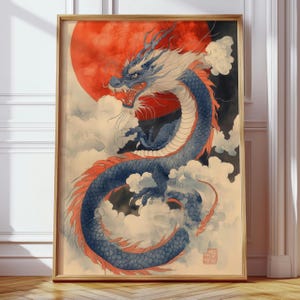 Peut inclure: Œuvre d'art encadrée représentant un dragon bleu avec des détails blancs et rouges, sur fond de soleil rouge et de nuages. Le dragon est représenté dans un style artistique asiatique traditionnel, avec des détails complexes et une pose dynamique. L'œuvre est encadrée dans un cadre en bois brun clair.