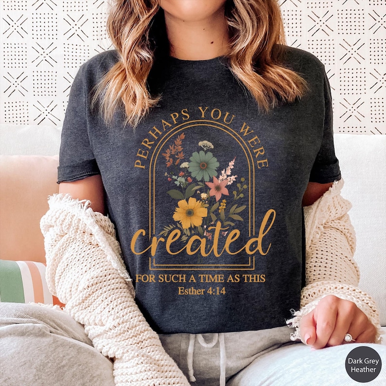 Może przedstawiać: Koszulka w kolorze ciemnoszary melanż z nadrukiem w postaci kwiatowego łuku i tekstem "Perhaps you were created for such a time as this Esther 4:14".