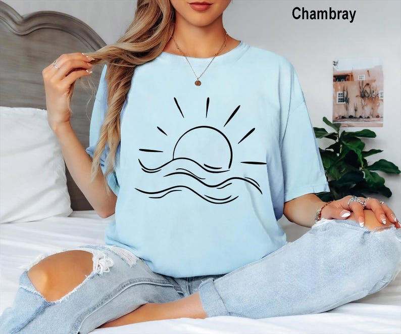 Pu&ograve; includere: Una t-shirt a maniche corte color azzurro con una grafica a linee nere raffigurante un sole che sorge sopra le onde dell'oceano sul petto. Il capo &egrave; etichettato come Chambray ed &egrave; abbinato a jeans azzurri con ampi strappi sulle ginocchia.