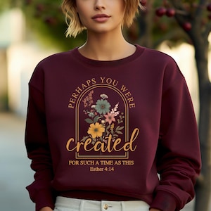 Może przedstawiać: Bordowa bluza z kwiatowym wzorem i tekstem "Perhaps you were created for such a time as this Esther 4:14".