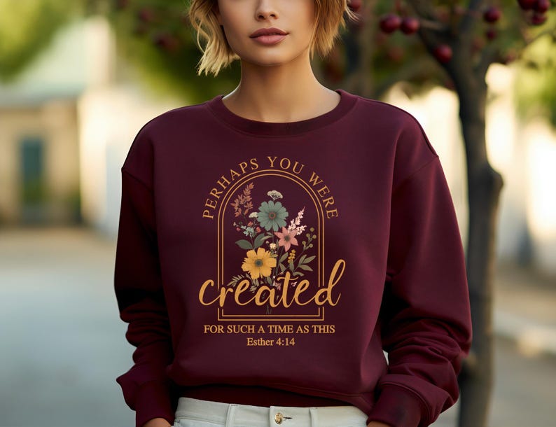 Może przedstawiać: Bordowa bluza z kwiatowym wzorem i tekstem "Perhaps you were created for such a time as this Esther 4:14".