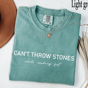 Comfort Colors® Can't Throw Stones While Washing Feet Shirt, Religious Shirt, Faith Shirt, Church Shirt, Christian Gift,Trendy Christian Tee Bild 6