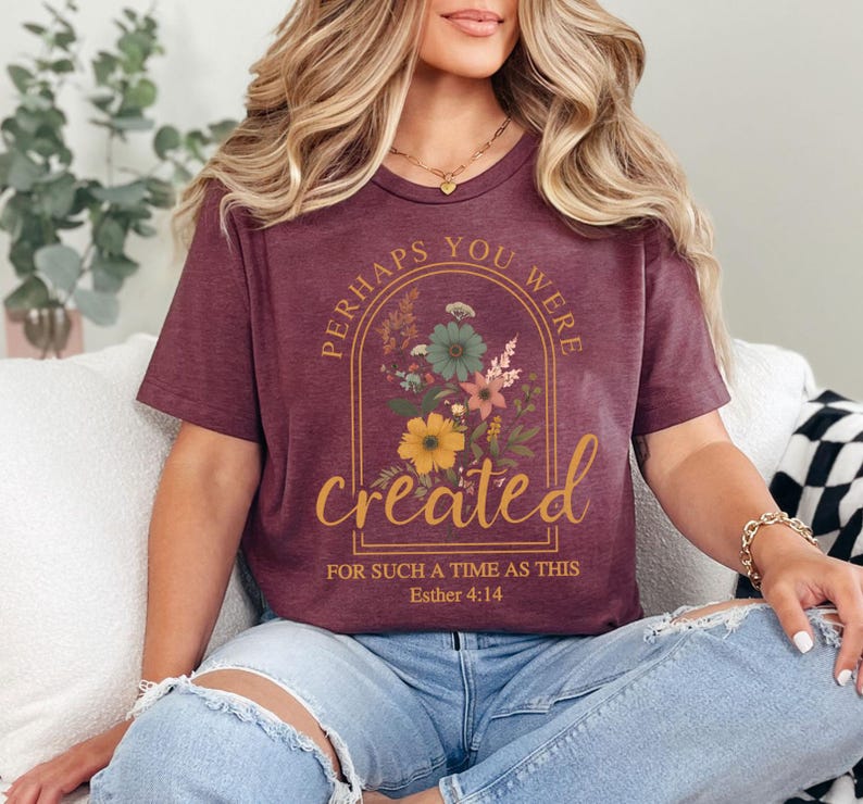 Może przedstawiać: Bordowy t-shirt z kwiatowym wzorem i tekstem "Perhaps you were created for such a time as this Esther 4:14".