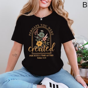 Może przedstawiać: Czarny T-shirt z kwiatowym wzorem i tekstem "Perhaps you were created for such a time as this Esther 4:14".