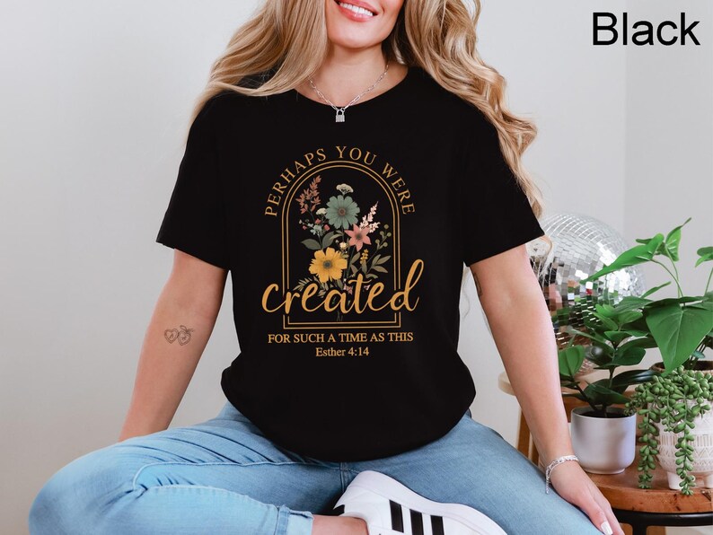 Może przedstawiać: Czarny T-shirt z kwiatowym wzorem i tekstem "Perhaps you were created for such a time as this Esther 4:14".