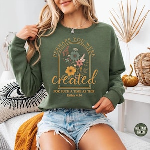 Może przedstawiać: Zielony sweter z kwiatowym wzorem i tekstem "Perhaps you were created for such a time as this Esther 4:14".