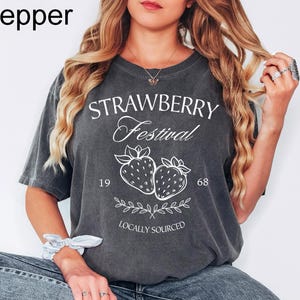 Comfort Colors® Strawberry Festival 1968 Shirt, A Berry Good Times T-Shirt, Strawberry Lovers Shirt, Retro Strawberry, Trendy Strawberry Tee afbeelding 6