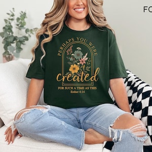 Może przedstawiać: Zielony T-shirt z kwiatowym wzorem i tekstem "Perhaps you were created for such a time as this Esther 4:14".