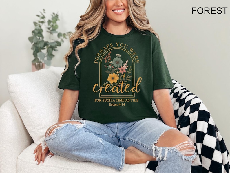 Może przedstawiać: Zielony T-shirt z kwiatowym wzorem i tekstem "Perhaps you were created for such a time as this Esther 4:14".