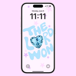 Peut inclure: L'écran d'un téléphone avec un fond bleu et blanc. Les mots "The Lord Won" sont écrits dans une police stylisée avec un diamant bleu en forme de cœur au centre. L'heure est 11:11 et la date est lundi 9 juin.