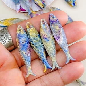 Galaxy Fish Charm – 48mm Cosmic Resin Charm in Purple, Blue and Gold, 1 Pendant, Good Energy Talisman, Made in Germany, Ocean Aesthetic