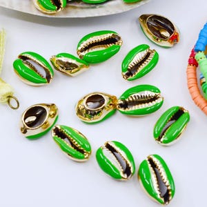 Concha de cauri esmaltada verde: 1 concha, amuleto de concha bañado en oro para joyería y artesanías de playa / Joyas de concha, Conchas bañadas en oro, Conchas de cauri