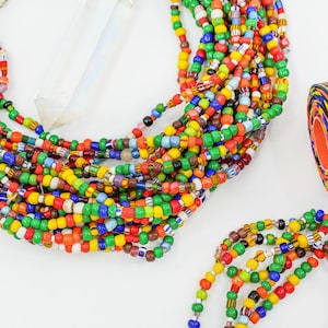 Perline di Natale vintage Ghana African Colors – Filo da 32" di minuscole perline di vetro africane multicolore (2 mm assortiti) per la creazione di gioielli