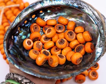 Naranja: Cuentas africanas de hueso hechas a mano en Kenia: 10 cuentas redondas sueltas