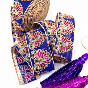 Bordure de sari perlée paon mauve et rose avec bords dorés – garniture indienne par mètre | Décoration de mariage, Tenue de mariée, Travaux manuels, Couture
