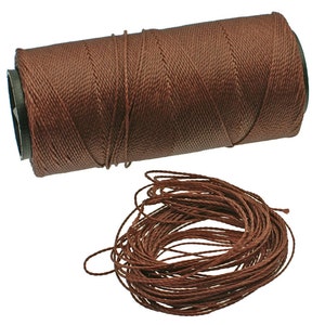Może przedstawiać: Szpula brązowej nici woskowanej, rozwinięta i gotowa do użycia. Nić wykonana jest z naturalnego włókna i jest wytrzymała i trwała.