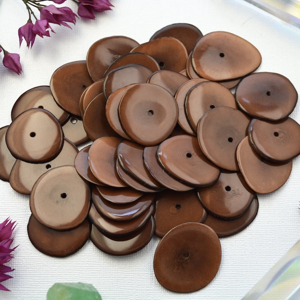 Marron chocolat, fines tranches de tagua, trou central, vendus à l'unité / chips de tagua, perles de tagua biologiques, perles écologiques, ivoire végétal