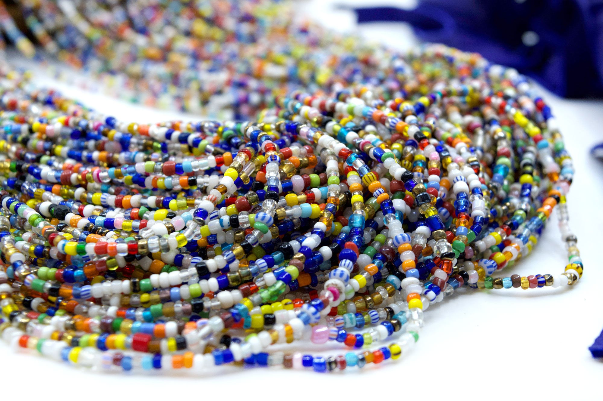 ブルートーンのヴィンテージガーナクリスマスビーズ - 36インチ