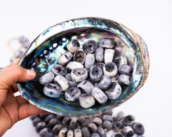 Azul grisáceo: Cuentas de hueso africanas hechas a mano en Kenia: 10 cuentas redondas sueltas