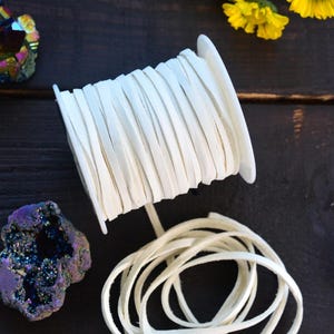 Blanco: Cordón de ante de ciervo de 3 mm / 1,5 metros o carrete completo