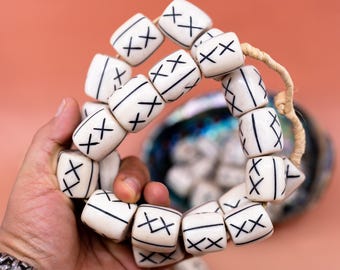 X tallada: Cuentas de hueso africanas hechas a mano en Kenia (hebra completa, más de 20 piezas)