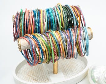 Candy Arm Party Stack: 12 braccialetti infradito riciclati