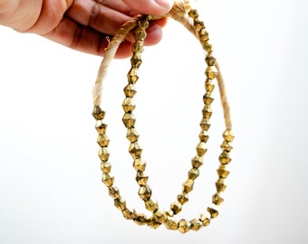 Messing bicone-kralen: Afrikaanse koperen kralen in een bicone-vorm, kralen van 7 tot 10 mm, 60+ kralen volledige streng, Afrikaanse metalen kralen, sieradenbenodigdheden