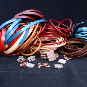 Puede incluir: Surtido de cord&oacute;n de cuero en varios colores, incluyendo rojo, marr&oacute;n, beige y azul, con cierres magn&eacute;ticos plateados y de cobre.
