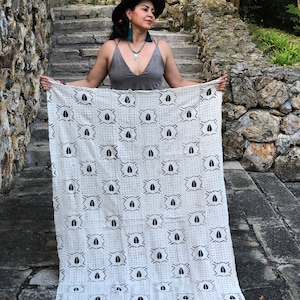 Authentic Bogolan Mud Cloth: Cowrie, White & Black, Mudcloth from Mali, 42×64″ / African Textiles, Bogolanfini, Bogolan Cloth