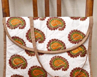 Block print laptop bag with floral pattern, handmade, lightweight & protective from 100% cotton. Handmade laptop bag in earth tones.