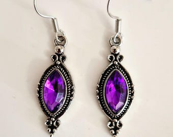 Modern oval earrings in purple – unisex fashion jewelry with synthetic stone, a perfect gift idea for everyday wear.