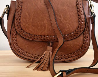 Brown shoulder bag with braided pattern & tassel | Boho vintage saddle bag | Vegan leather bag for women | Tassel pendant