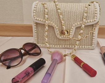 Elegant straw bag with pearls and chain – women's summer shoulder bag – crossbody bag with twist lock – leather lining – (Beige)