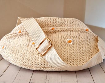 Boho shoulder bag with daisy embroidery – Handmade beige fabric bag – Adjustable strap – Summer shoulder bag