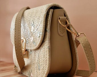 Woven straw shoulder bag with floral pattern | Women's shoulder bag with buckle closure | Adjustable strap | Beige/khaki