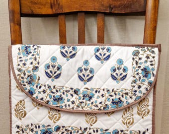 Block-printed laptop bag with floral pattern, hand-printed laptop bag made of 100% cotton. Block print with floral hand embroidery