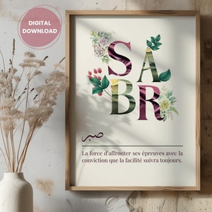 Peut inclure: Une affiche imprimable avec le mot "SABR" en grandes lettres stylisées avec des accents floraux. Le mot arabe pour "patience" est écrit en calligraphie sous le mot. Le texte sous le mot arabe se lit "La force d'affronter ses épreuves avec la conviction que la facilité suivra toujours."