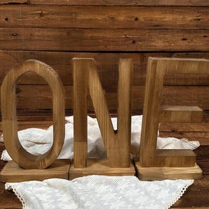 Letras de madera "UNO" – Accesorio de madera natural para primer cumpleaños – Decoración para tartas de cumpleaños – Letrero rústico para fotos de primer cumpleaños – Letras para hitos de bebé