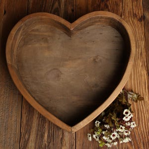 Cuenco para fotografía de recién nacidos con forma de corazón: accesorio rústico de madera para sesiones de fotos de bebés, accesorio de pose con corazón tallado y cama vintage para recién nacidos.