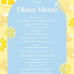 Op de afbeelding: Een lichtblauw dinermenu met de tekst "21 Diner Van Anna Diner Menu". Het menu bevat een lijst met gerechten zoals bruschetta, carpaccio, ravioli, varkenshaas en dessert. De achtergrond is geel met citroenschijfjes.