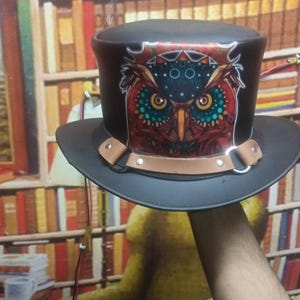Handgemaakte leren uil cilinderhoed – Fantasy steampunk festivalhoed – kleurrijke uil kunst design – cosplay, kostuum, renaissance eerlijke accessoire" cadeau