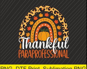 Könnte beinhalten: Herbstliches Grafikdesign mit Regenbogenmuster, Leopardenmuster und Herbstblättern. Das Wort "Thankful" steht in weißer Schrift, "PARAPROFESSIONAL" in orangefarbenen Blockbuchstaben. Ein Kürbis befindet sich in der Mitte des Regenbogens.