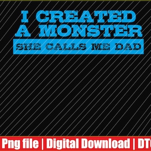 Può includere: Un design grafico nero con il testo azzurro I CREATED A MONSTER sulla riga superiore e SHE CALLS ME DAD sulla seconda riga, su uno sfondo di sottili linee bianche diagonali con una barra rossa in basso contenente del testo bianco.